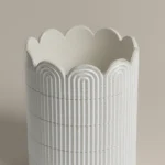 سله نفايات بولي باللون الأبيض