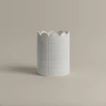 سله نفايات بولي باللون الأبيض