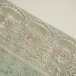 منشفة قطن مطرز لون أخضر