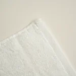 منشفة قطن مطرز لون أوف وايت