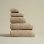 منشفة قطن لون بيج غامق بعده مقاسات