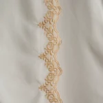 ⁦لباس صلاة مطرز بيج غامق⁩ - الصورة ⁦2⁩